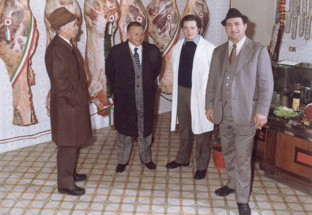 Esposizione in negozio nel gennaio del 1974. Da sinistra: Dott. Torri, Sig. Tedeschi, Virginio, Sig. Dolfini.
