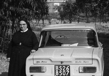A Modena Franceschina, zia di Virginio, con la Giulia Super (1973)