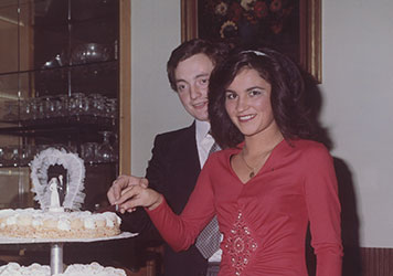 Il taglio della torta nuziale nel giorno del matrimonio tra Virginio e Miriam